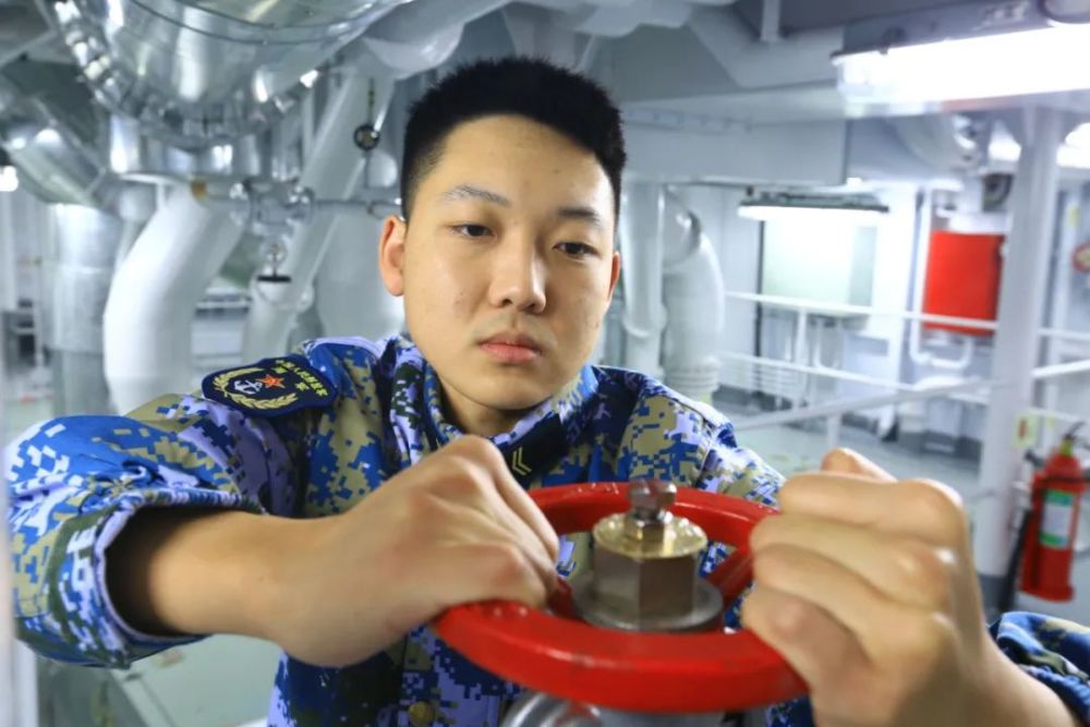 元宵佳节“云团聚”,被水兵的这组合照整“破防”了……