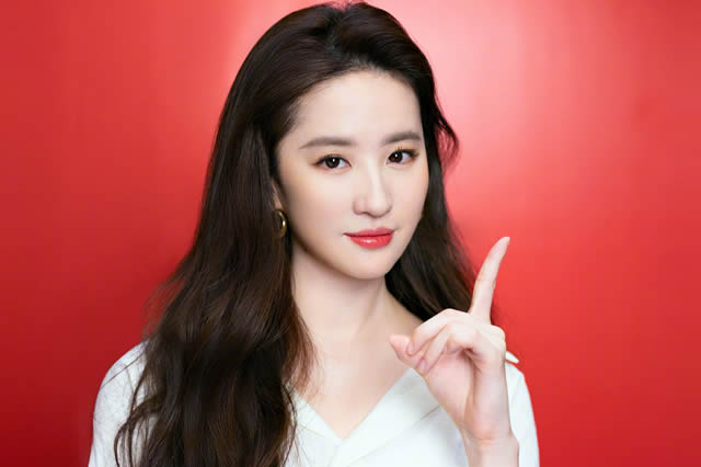 22岁的奥利维亚(Olivia)在上午受到表扬,下午因逃税被推翻后,终于露出了尾巴