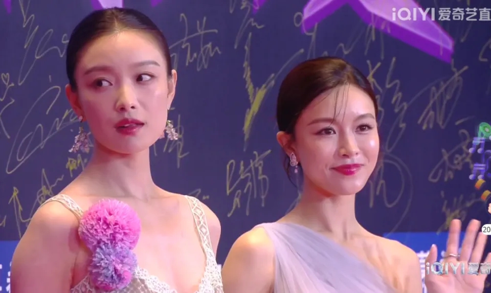 倪萍走机场穿得好时髦!黑外套+紫色萝卜裤+围巾,美得像换了个人