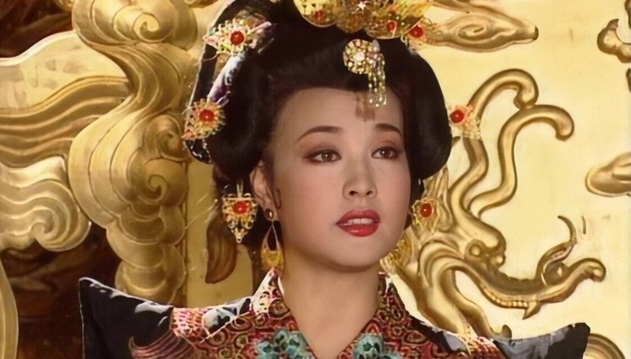 唐嫣罗晋带女儿游迪士尼,夫妻俩打扮严实,罗晋大肚腩穿搭似路人