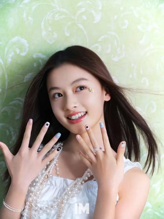 后窗，正在从车尾消失