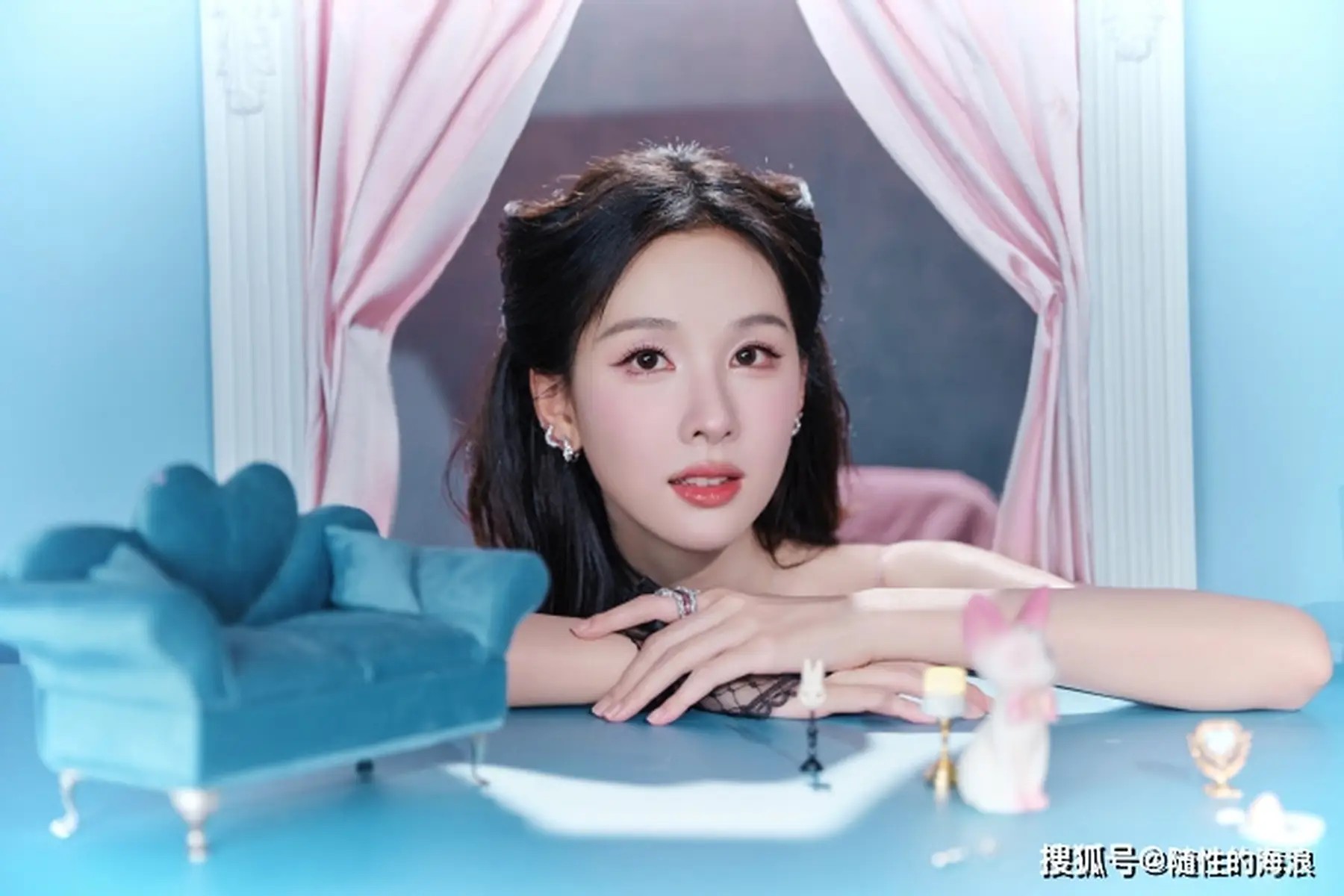 谢霆锋青岛演唱会如期开唱，一身黑衣现身，状态良好，歌迷自发取消应援