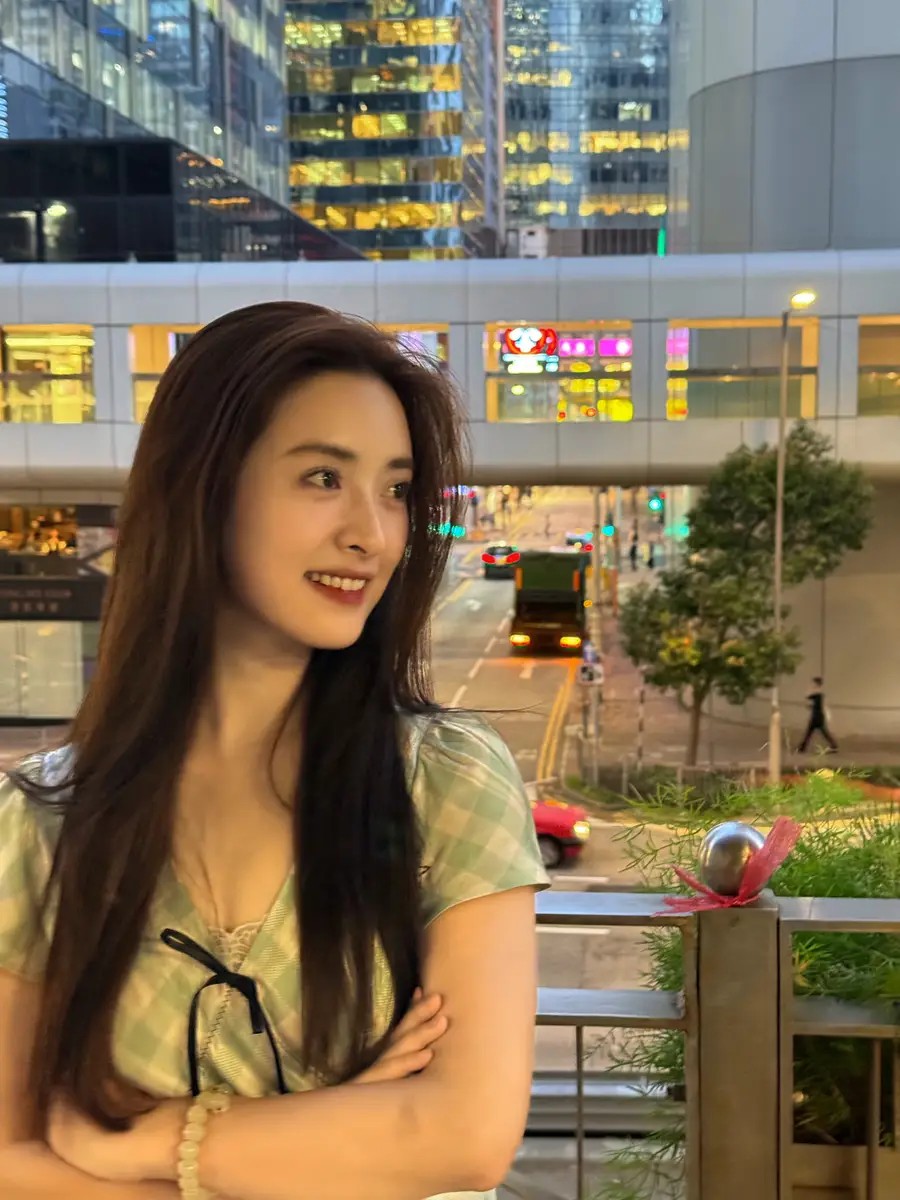 前迪士尼女星贝拉·索恩首度深聊隐私照泄露案：自救反击反遭网暴，一度彻底崩溃